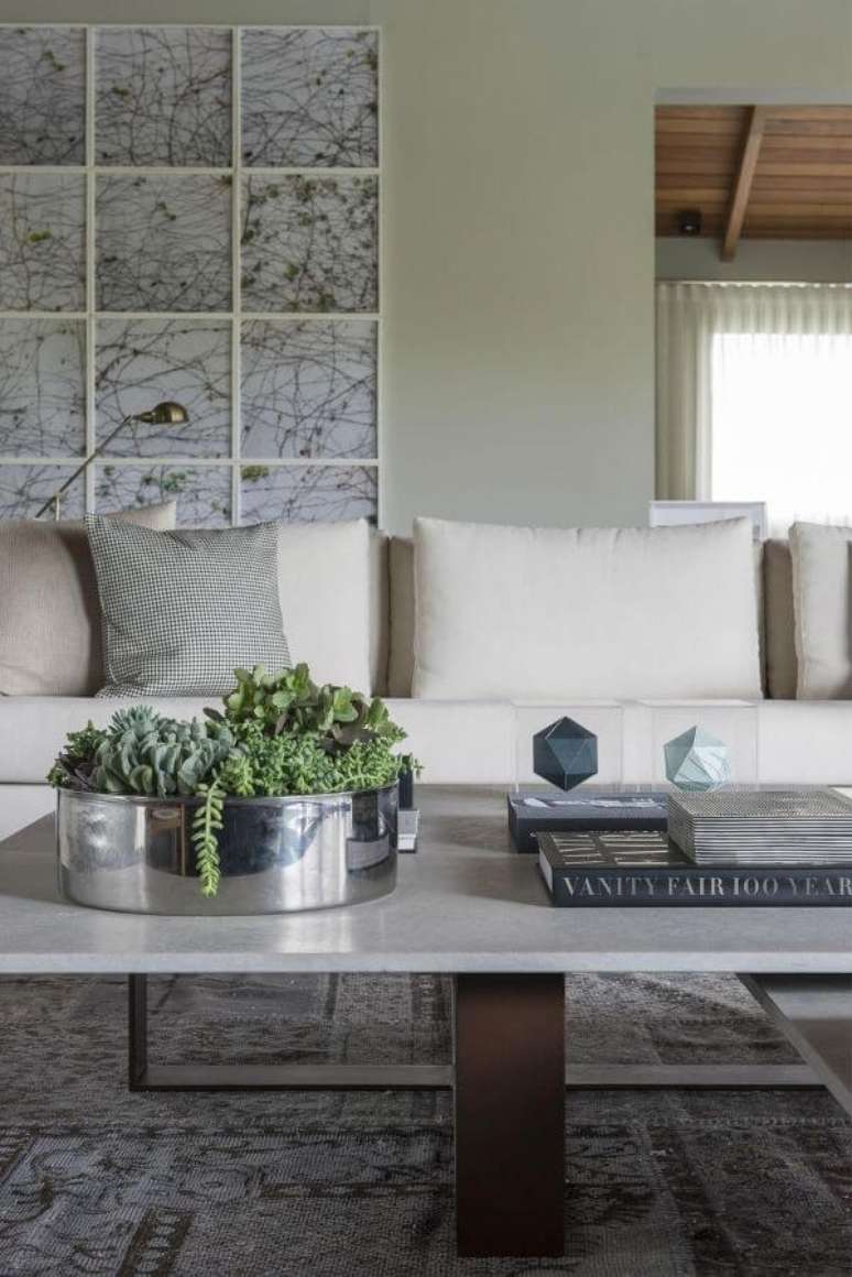 66. Sala cl&aacute;ssica com bandeja decorativa na cor prata &ndash; Foto Triplex Arquiteutra