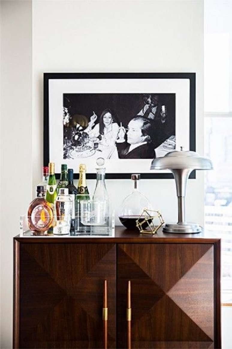 38. Aparador retro para bar com bandeja decorativa espelhada &ndash; Foto Style Caster