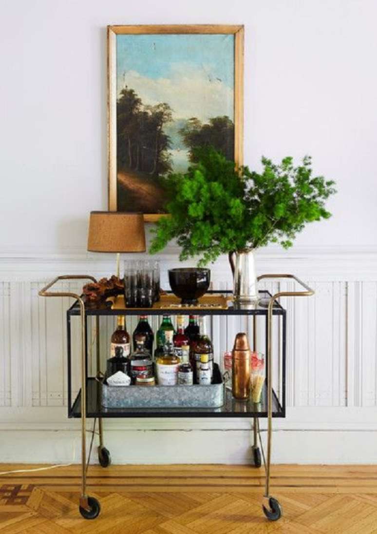 31. Aparador retro bar na entrada de casa com bandeja decorativa -Foto Lonny