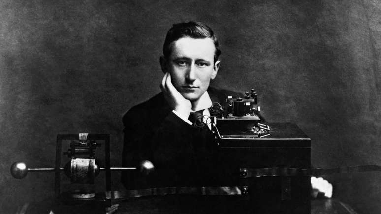 O engenheiro eletrônico italiano Guglielmo Marconi desenvolveu um sistema de telegrafia sem fios