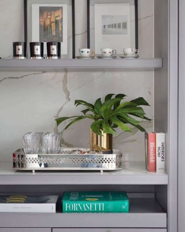 60. Enfeites para estante cinza com bandeja decorativa prata &ndash; Foto Eh Decor