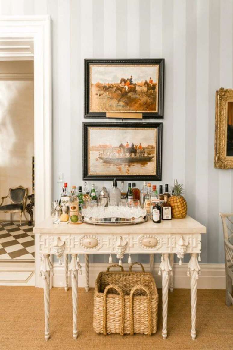 19. Aparador bar branco cl&aacute;ssico com bandeja decorativa redonda espelhada &ndash; Foto The Glam Pad