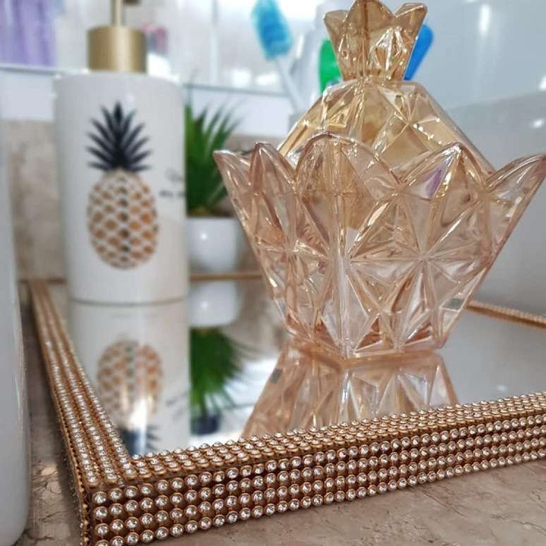 44. Bandeja decorativa espelhada com brilhos nas bordas &ndash; Foto Ateli&ecirc; da Hel&ocirc;