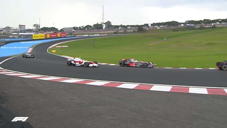 Timo Glock sendo ultrapassado por Hamilton