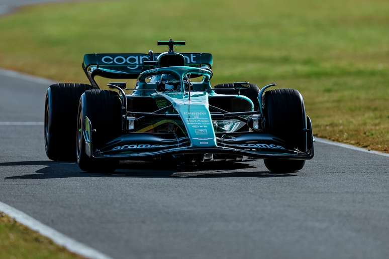 Lance Stroll foi o primeiro a levar o AMR22 à pista