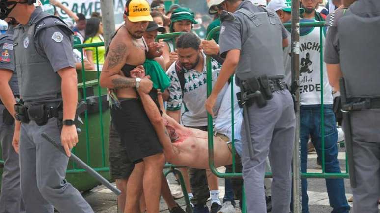 Torcedor agredido por outros palmeirenses é atendido após confusão (Foto: AFP)