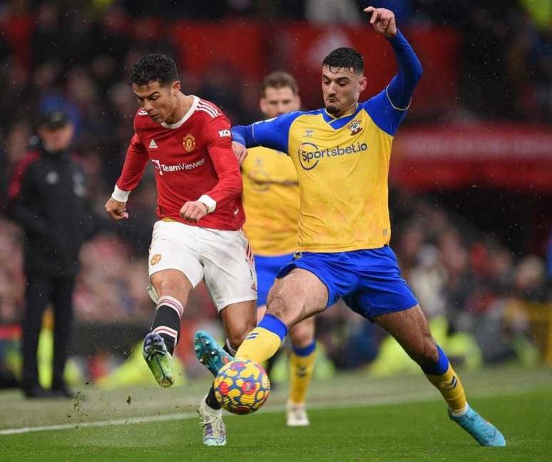 Cristiano Ronaldo sofreu com a marcação do Southampton e segue sem marcar gols em 2022 (Foto: OLI SCARFF / AFP)