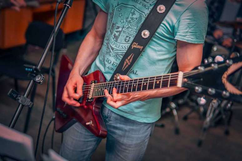 Os ligados são alguns dos recursos mais usados por guitarristas em todo o mundo (Foto/Pexels)