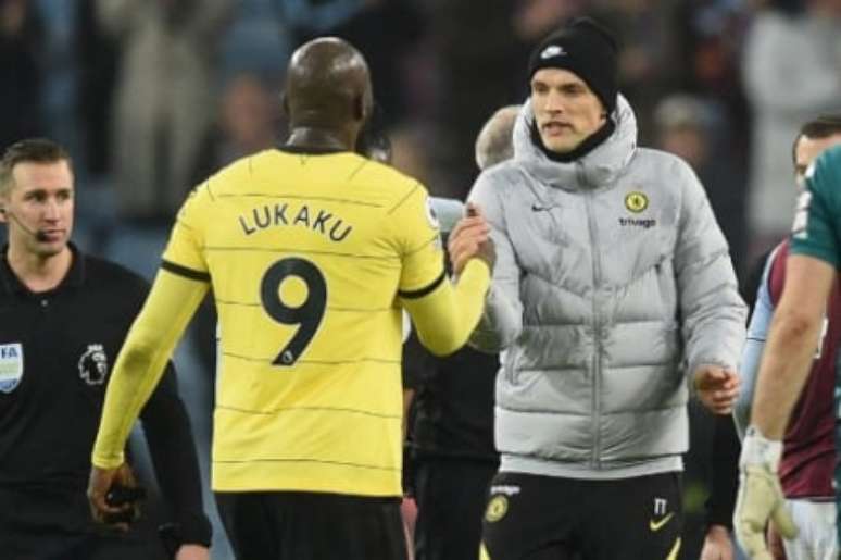 Lukaku cumprimenta Thomas Tuchel, técnico do Chelsea (Foto: OLI SCARFF/AFP)