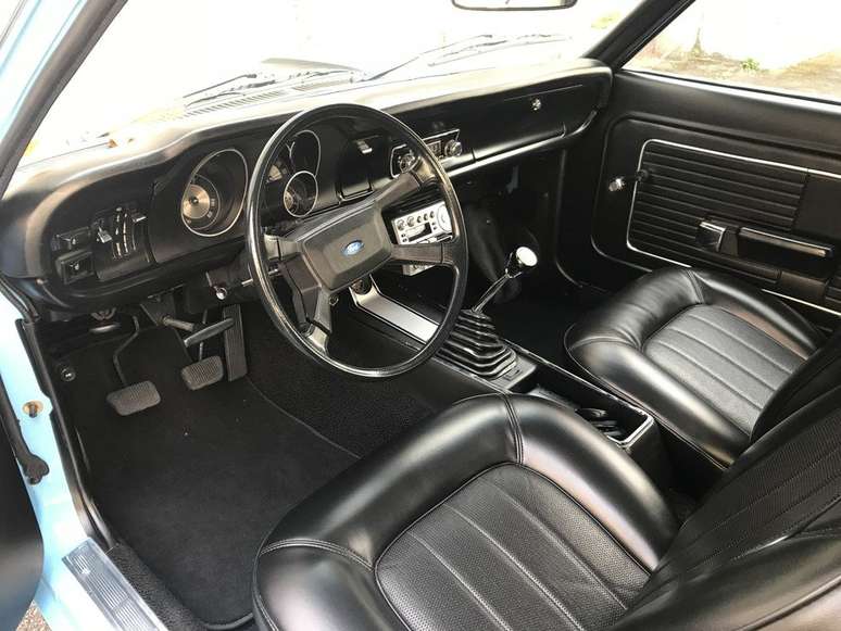 Interior do Ford Maverick nos anos 70