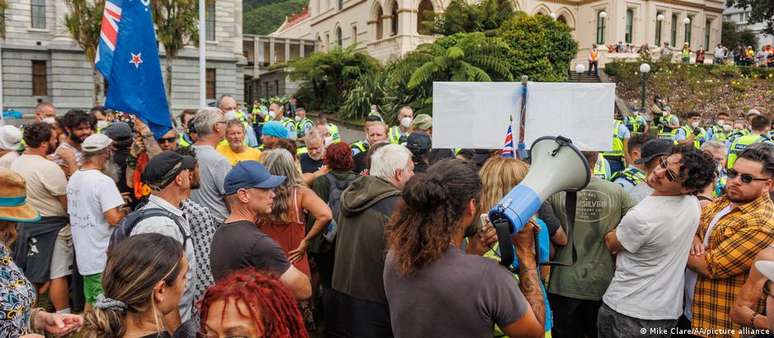 Há vários dias manifestantes, antivacinas se concentram em frente ao Parlamento, em Wellington