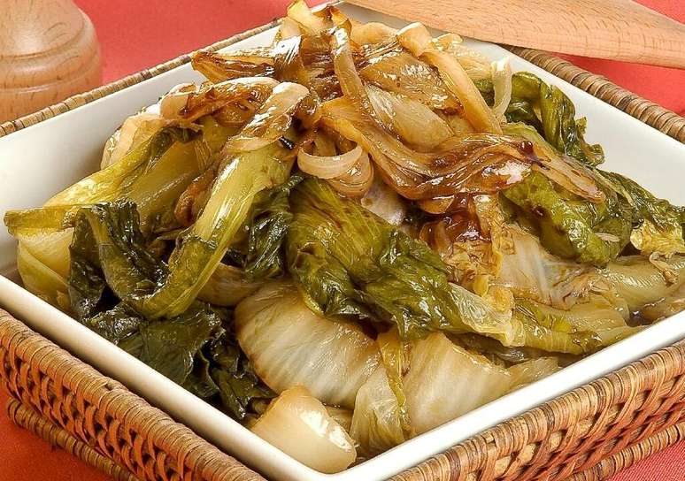 Acelga e escarola &agrave; moda oriental &ndash; Foto: Guia da Cozinha