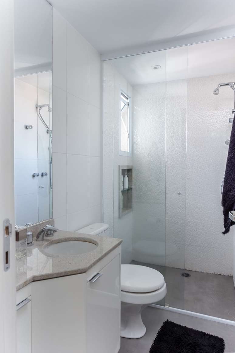 11. O revestimento de parede em relevos diferentes traz texturas agrad&aacute;veis ao d&eacute;cor do banheiro. Foto: JP Image