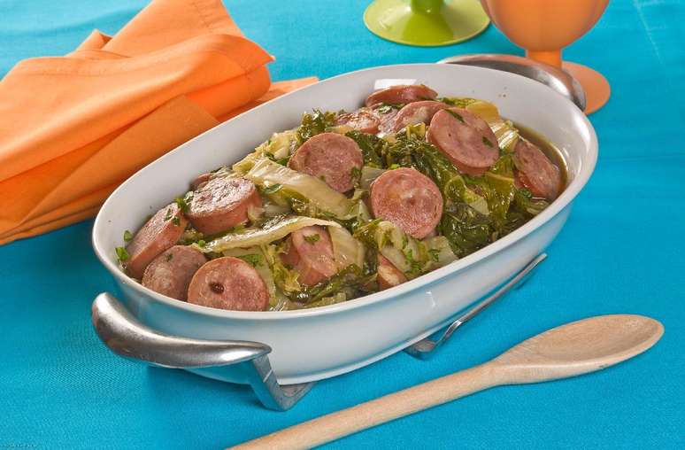 Refogado de lingui&ccedil;a com acelga &ndash; Foto: Guia da Cozinha