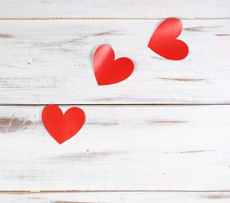 Um caminho de cora&ccedil;&otilde;es de papel &eacute; uma das op&ccedil;&otilde;es para uma decora&ccedil;&atilde;o bem rom&acirc;ntica - Shutterstock