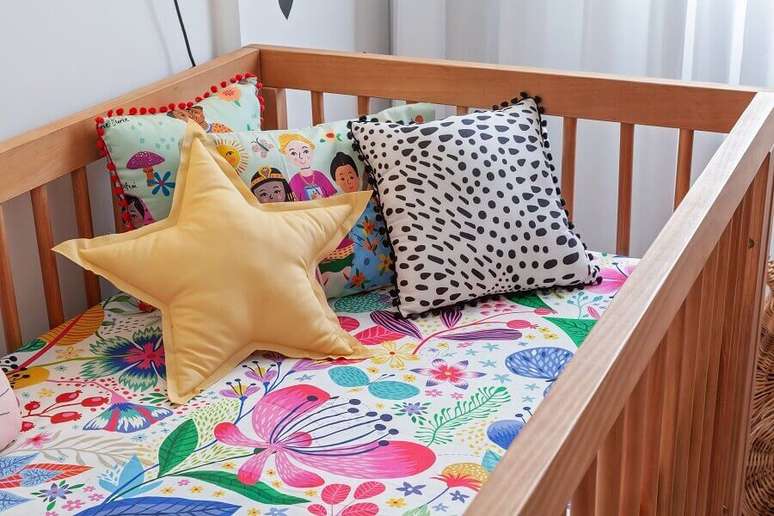 7. Decora&ccedil;&atilde;o de quarto de beb&ecirc; com almofadas divertidas &ndash; Foto: Henrique Queiroga para MOOUI