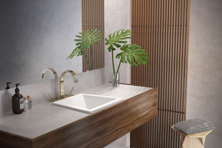 59. Torneira dourada para lavabo com bancada branca e cuba quadrada &ndash; Foto DECA