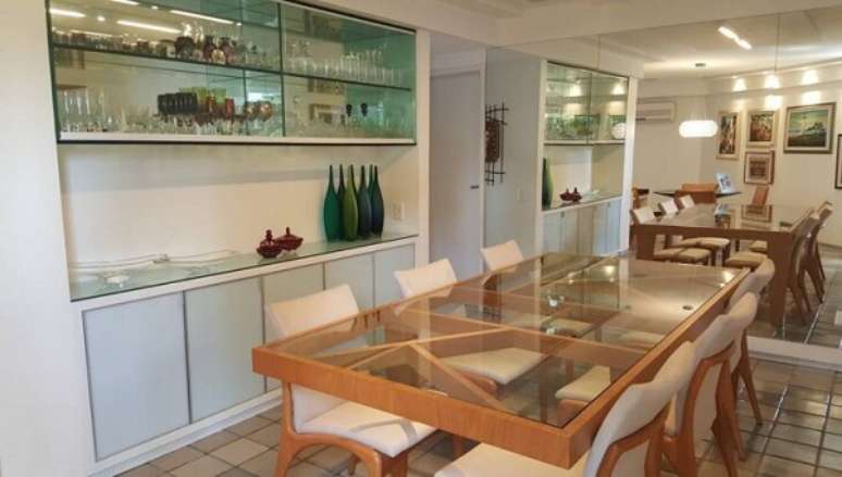 18. Arm&aacute;rio de cozinha com cristaleira &ndash; Foto Carol Benbassat Arquitetura