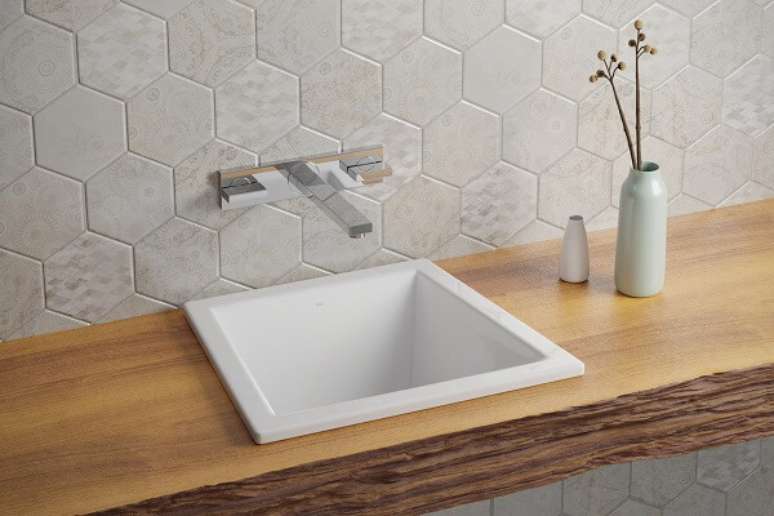 2. Torneira de parede branca com bancada de madeira e cuba quadrada &ndash; Foto DECA