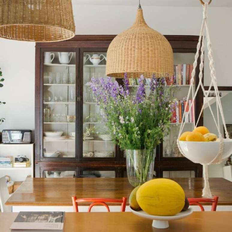 21. Arm&aacute;rio de cozinha com cristaleira e porta de vidro &ndash; Foto Historias de Casa