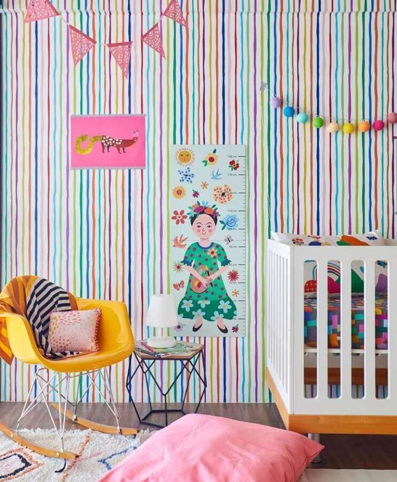 11. Quarto de beb&ecirc; decorado com papel de parede listrado colorido &ndash; Foto: Marcos Fertonani para MOOUI