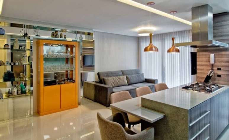 32. Arm&aacute;rio de cozinha com cristaleira de madeira &ndash; Foto Tatiana Junkes