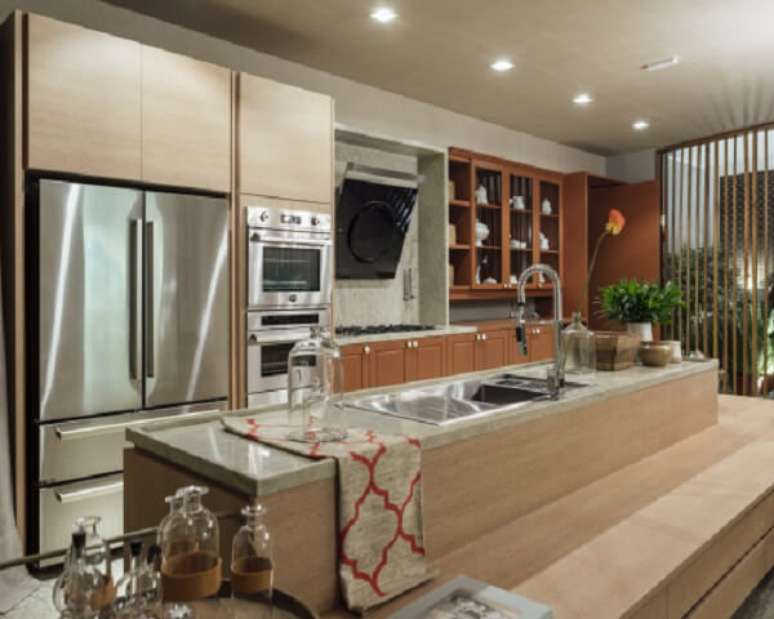 39. Decora&ccedil;&atilde;o planejada com arm&aacute;rio de cozinha com cristaleira -Foto Michel Keller