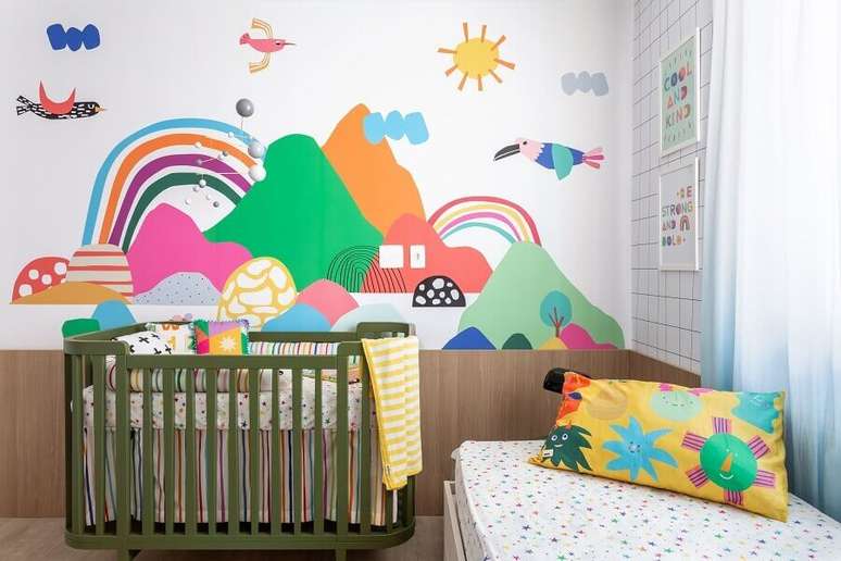 2. Decora&ccedil;&atilde;o de quarto de beb&ecirc; com papel de parede colorido &ndash; Foto: Mariana Lima para MOOUI