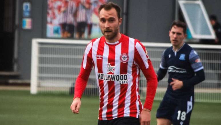 Jogador sofre parada cardíaca durante partida do Campeonato Inglês