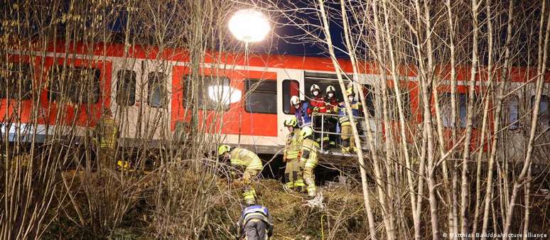 Equipes de resgate trabalham após acidente entre dois trens metropolitanos na Baviera