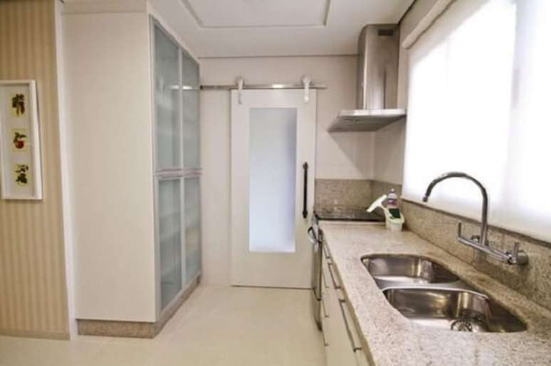 28. Projeto com arm&aacute;rio de cozinha com cristaleira grande &ndash; Foto Jeito de Casa