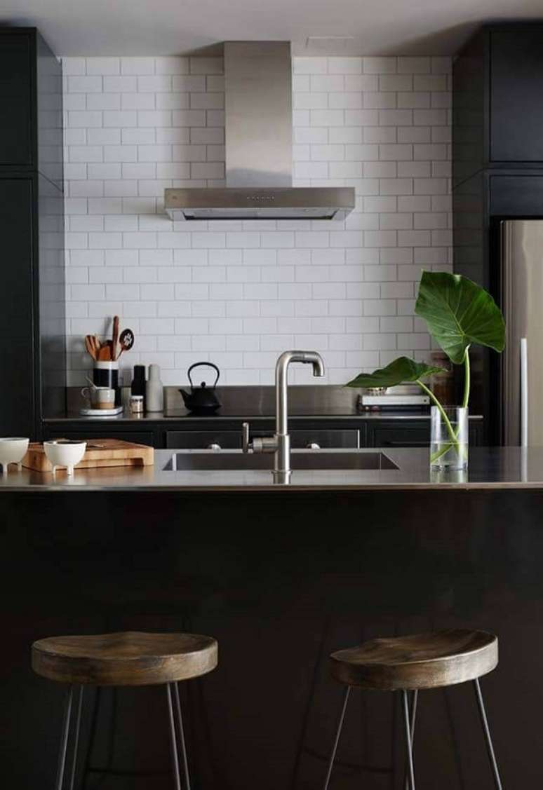 17. Cozinha com bancada e cuba quadrada &ndash; Foto Elle Decor