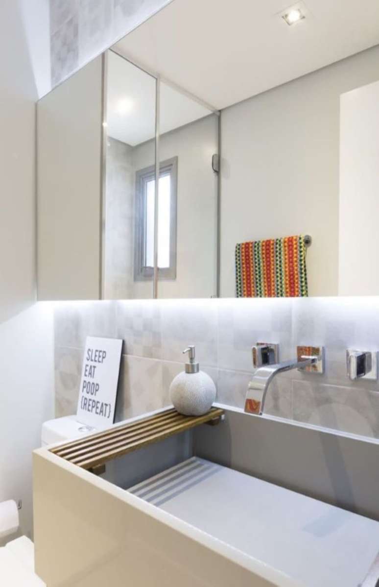 58. Torneira de parede prateada com cuba quadrada esculpida &ndash; Foto Home Fashion Trend