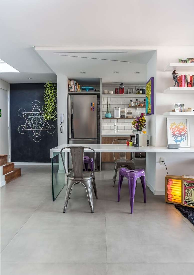 6. O layout da cozinha se integra com os outros ambientes. Foto: JP Image