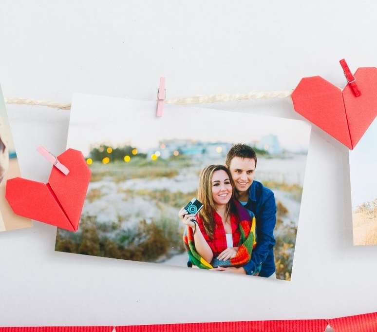 Um varal de fotos &eacute; &oacute;timo para relembrar momentos marcantes do casal - Shutterstock