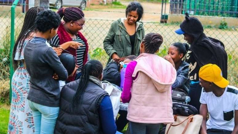 Foto mostra vários alunos reunidos e ilustra texto sobre o novo ensino médio.