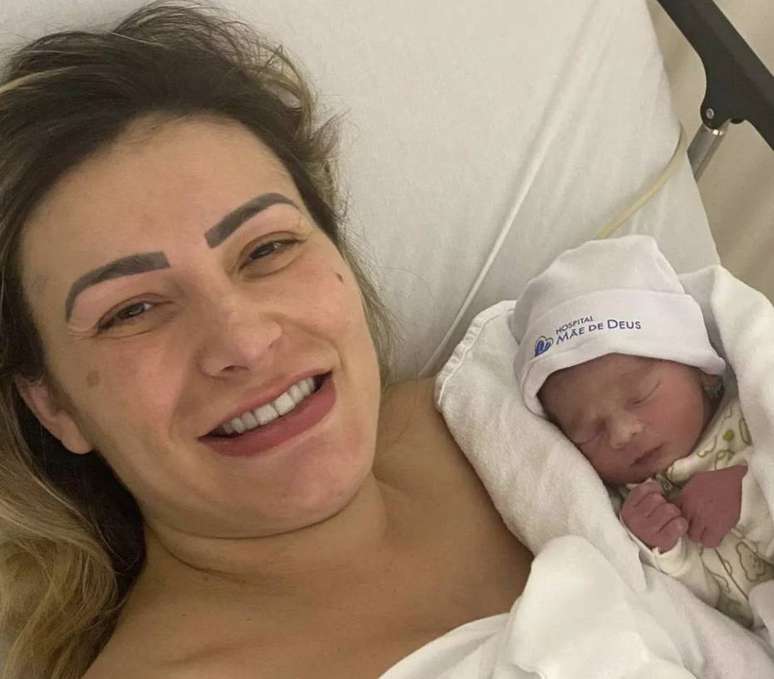 A modemo Andressa Urach deu à luz segundo filho, que nasceu de parto prematuro  