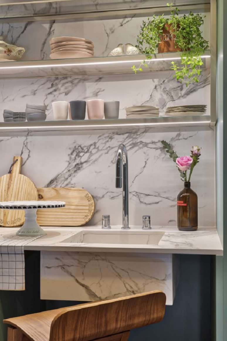 6. Cuba de embutir gourmet com torneira inox e bancada de m&aacute;rmore e cuba quadrada &ndash; Projeto Flavia Ranieri