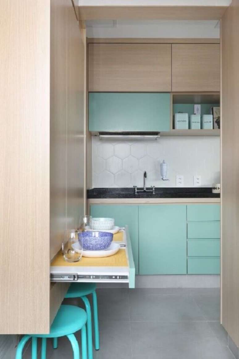 37. M&oacute;veis inteligentes para arm&aacute;rio de cozinha com cristaleira retr&aacute;til &ndash; Fonte Bianchi & Lima Arquitetura