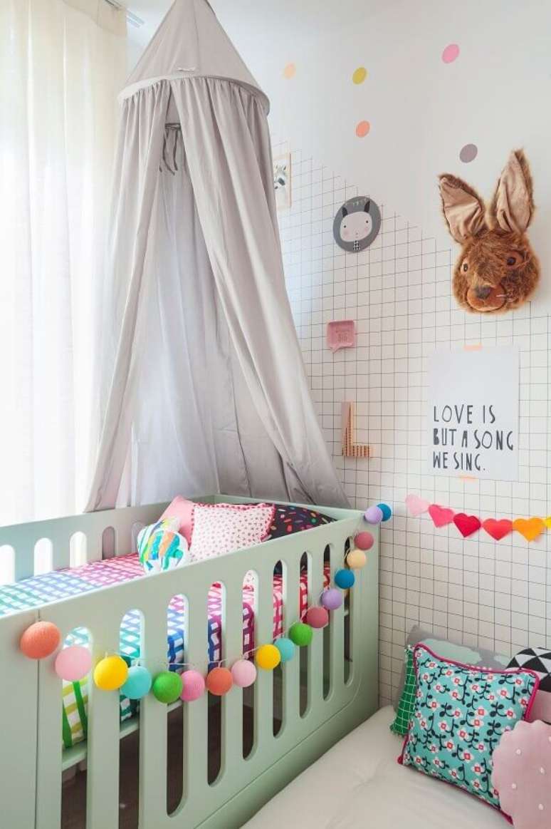 9. Papel de parede delicado para quarto de beb&ecirc; decorado com detalhes coloridos &ndash; Foto: MOOUI