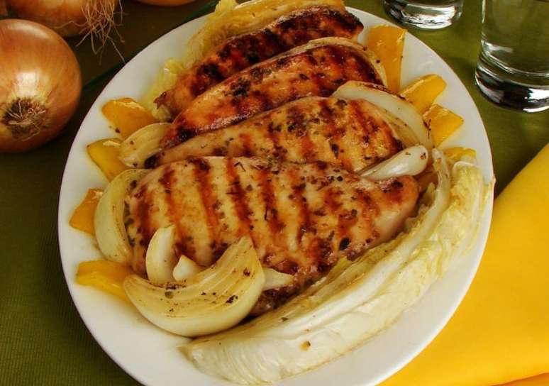 Frango grelhado com acelga &ndash; Foto: Guia da Cozinha