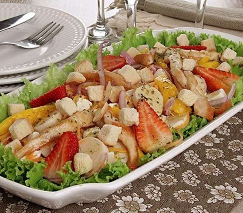 Salada completa de frango com molho de orégano (Reprodução / Guia Cozinha)
