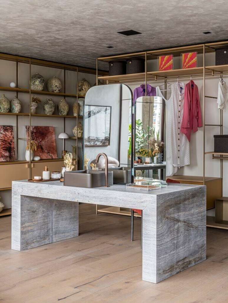 75. Banheiro com cuba quadrada deca marrom e bancada para penteadeira &ndash; Projeto Caio Bandeira Sopro Organico Foto Renato Navarro