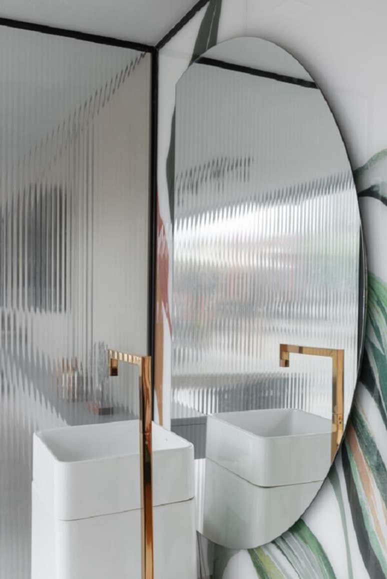 3. Torneira para lavabo dourada com cuba quadrada branca &ndash; Foto Renata Tristao