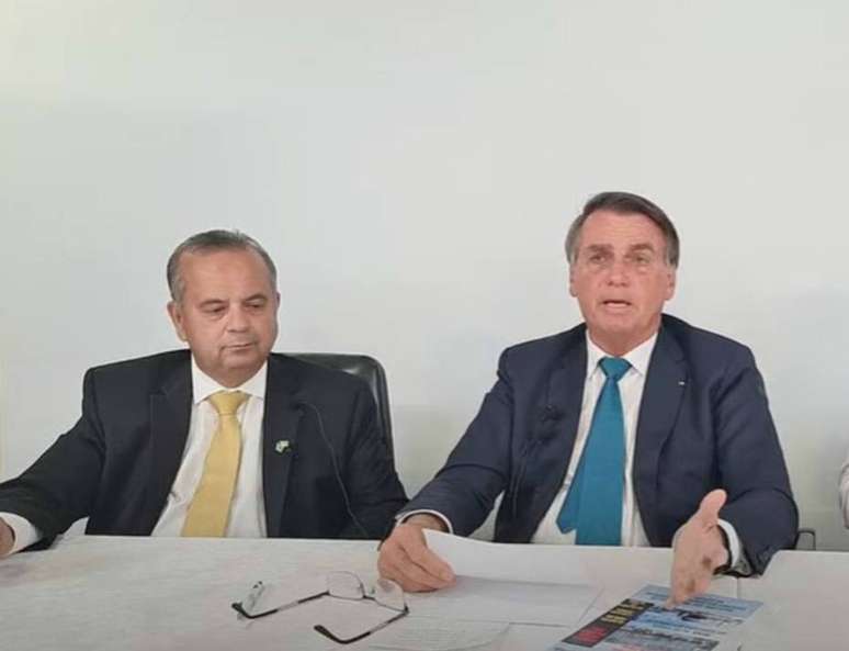 Na semana passada, Bolsonaro participou de live 'em tom de campanha' com o ministro do desenvolvimento regional Rogério Marinho; AGU reeditou cartilha para orientar ministros e servidores públicos federais durante as eleições e evitar que candidatos sejam processados na Justiça Eleitoral sob a acusação de abuso de poder político ou econômico durante o pleito.