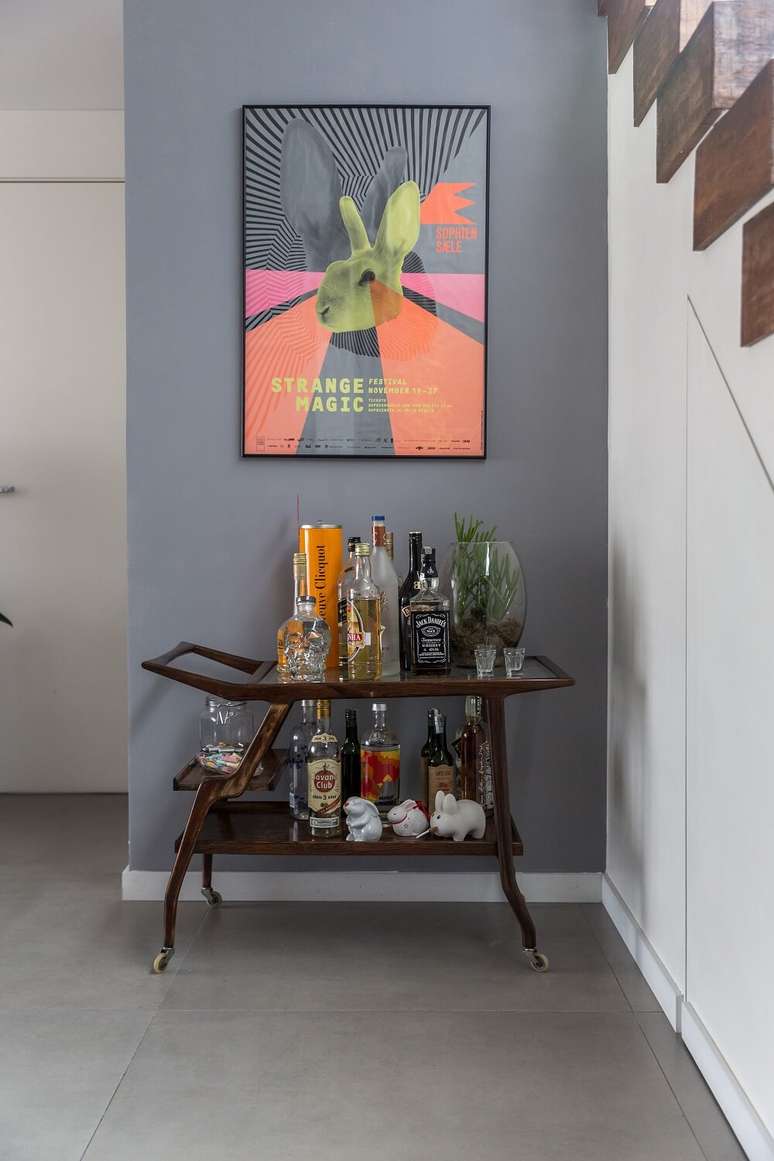 8. O carrinho bar agrega valor na decora&ccedil;&atilde;o e auxilia na organiza&ccedil;&atilde;o de copos, tacas e garrafas de bebida. Foto: JP Image