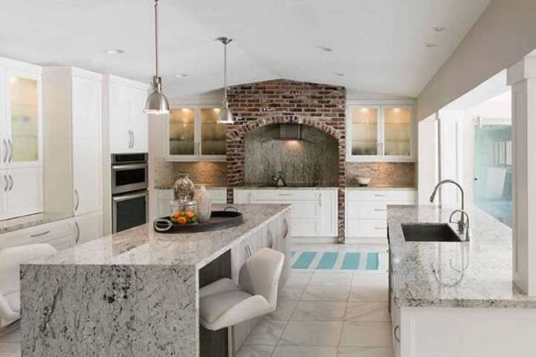 50. Decora&ccedil;&atilde;o com arm&aacute;rio de cozinha com cristaleira e bancada de granito &ndash; Foto Houzz