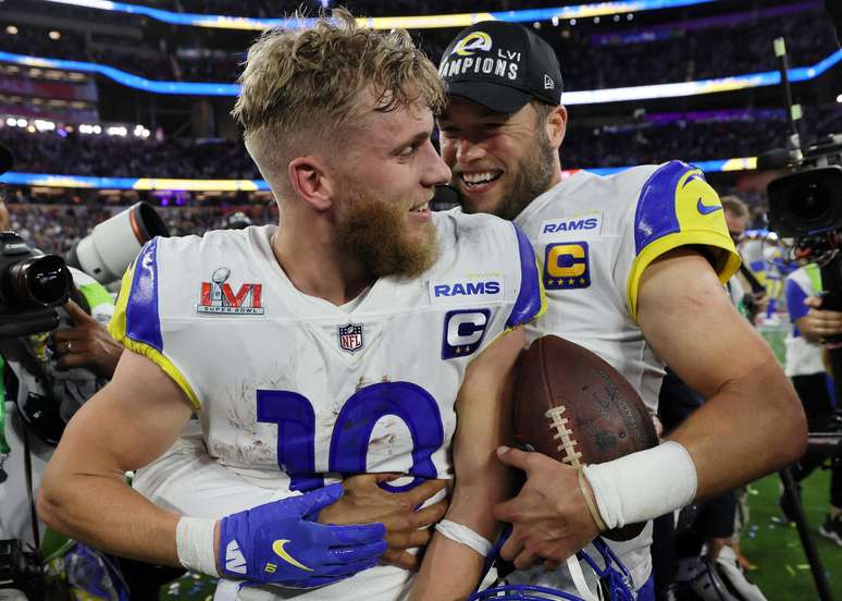 Cooper Kupp e Matthew Stafford, do Los Angeles Rams, celebram vitória no Super Bowl