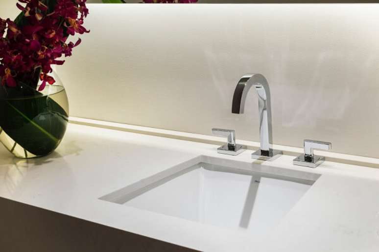 30. Cuba quadrada de embutir para banheiro &ndash; Foto Barbara Gomes e Giuliana Saviolli