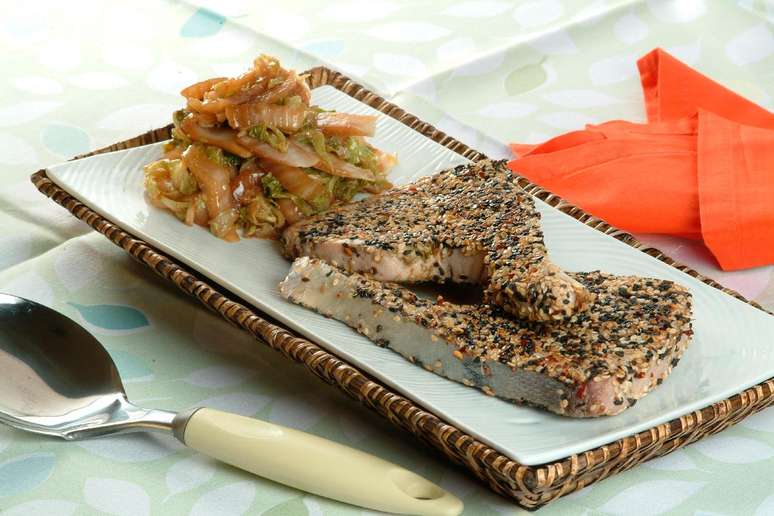 Atum com crosta de gergelim e acelga &ndash; Foto: Guia da Cozinha